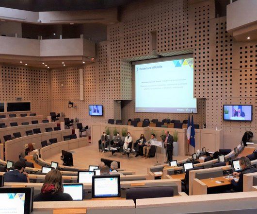 Vue de l'hémicycle avec M. laurent DEJOIE au pupitre pour introduire l'événement Usine du Futur organisé par le Hub Europe