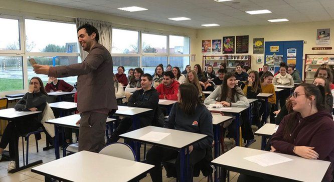 L'écrivain Olivier Liron prend un selfie au milieu d'une classe d'élèves