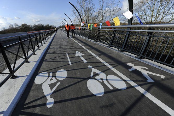 Inauguration des voies piétonnes et deux roues du pont de la Jonelière où passera bientôt le tram-train Nantes-Châteaubriant.