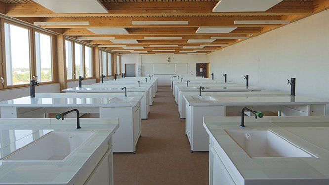 intérieur d'une salle de cours de sciences