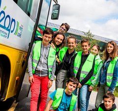 groupe de 9 enfants devant un car Aléop 