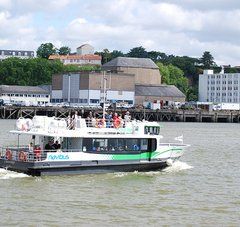 bateau navibus effectuant une mini-croisière au départ de l'hôtel de région