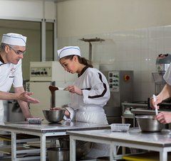 1 formateur et 2 apprentis Formation pâtisserie