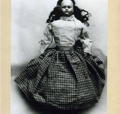 Photo d'une poupée en carton et cuir (3e quart du 19e siècle).