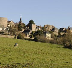 paysage rural mayennais avec un village en arrière-plan de la photo 