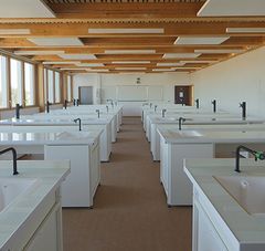 intérieur d'une salle de cours de sciences